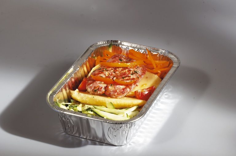 Dlaczego producenci dań gotowych wybierają opakowania aluminiowe?